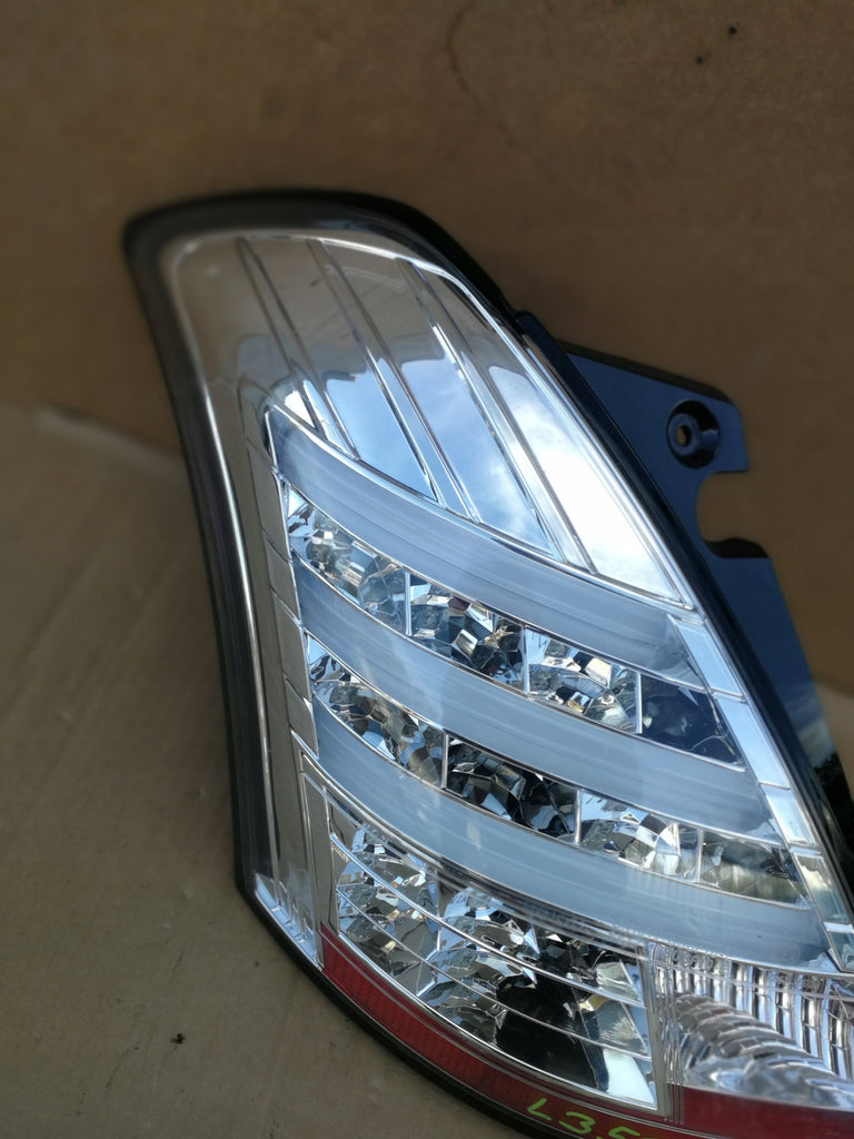 SUZUKI SWIFT MK7 10- LAMPA LEWY TYŁ LEWA TYLNA SONAR CHOME CLEAR