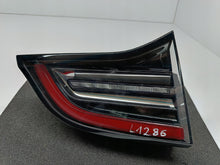 Laden Sie das Bild in den Galerie-Viewer, TESLA MODEL Y 20- 3 LIFT 22- HECKKLAPPENLEUCHTE HINTEN LINKS LED 1502088-00-B