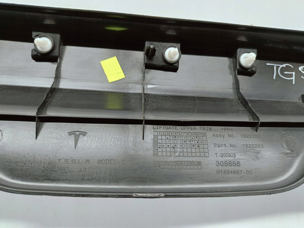 Tesla Model Y MY 20- TAPICERKA GÓRNA OSŁONA KLAPY BAGAŻNIKA TYŁ 1622262