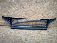 Laden Sie das Bild in den Galerie-Viewer, TOYOTA YARIS IV P21 19- UNTERER GRILL STOSSFÄNGER VORNE 53112-K0010
