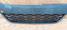 Laden Sie das Bild in den Galerie-Viewer, KIA RIO 11- ATRAPA KRATKA ŚRODKOWA GRILL ZDERZAKA PRZÓD 86561-1W200