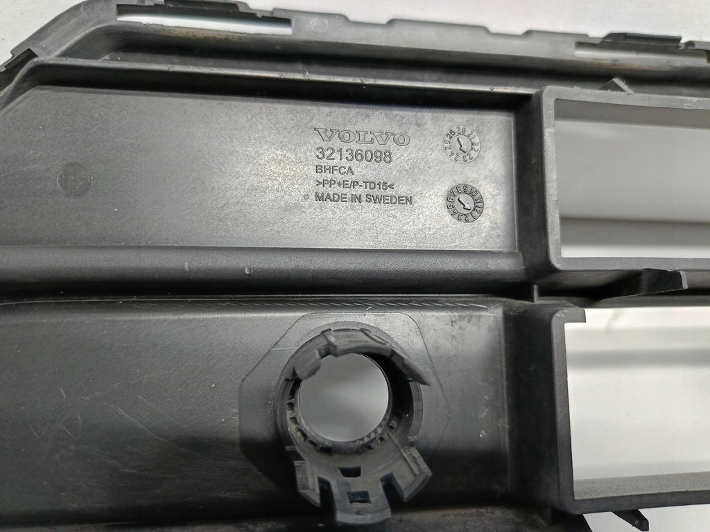 VOLVO XC40 II 22- KÜHLERGRILL STOSSSTANGE VORNE PDC 32136098