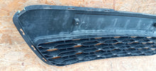 Laden Sie das Bild in den Galerie-Viewer, KIA RIO 11- ATRAPA KRATKA ŚRODKOWA GRILL ZDERZAKA PRZÓD 86561-1W200