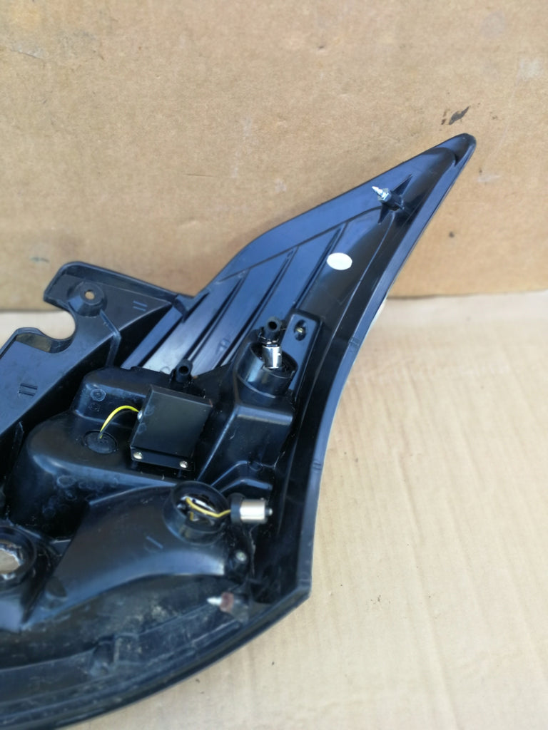 SUZUKI SWIFT MK7 10- LAMPA LEWY TYŁ LEWA TYLNA SONAR CHOME CLEAR