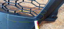 Load image into Gallery viewer, DACIA SANDERO II LIFT 17- ATRAPA ŚRODKOWA KRATKA GRILL 622541693R