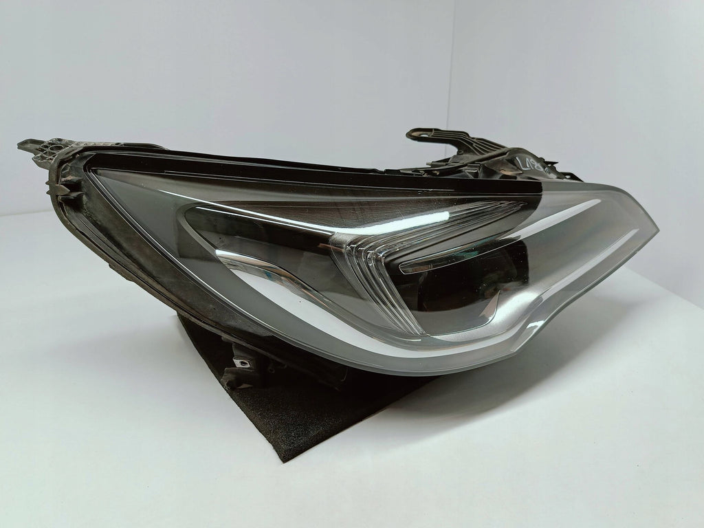 Opel Astra K V 15- LAMPA PRAWA PRZÓD SOCZEWKA ZWYKŁA + LED 39158006