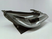 Laden Sie das Bild in den Galerie-Viewer, Opel Astra K V 15- LAMPA PRAWA PRZÓD SOCZEWKA ZWYKŁA + LED 39158006