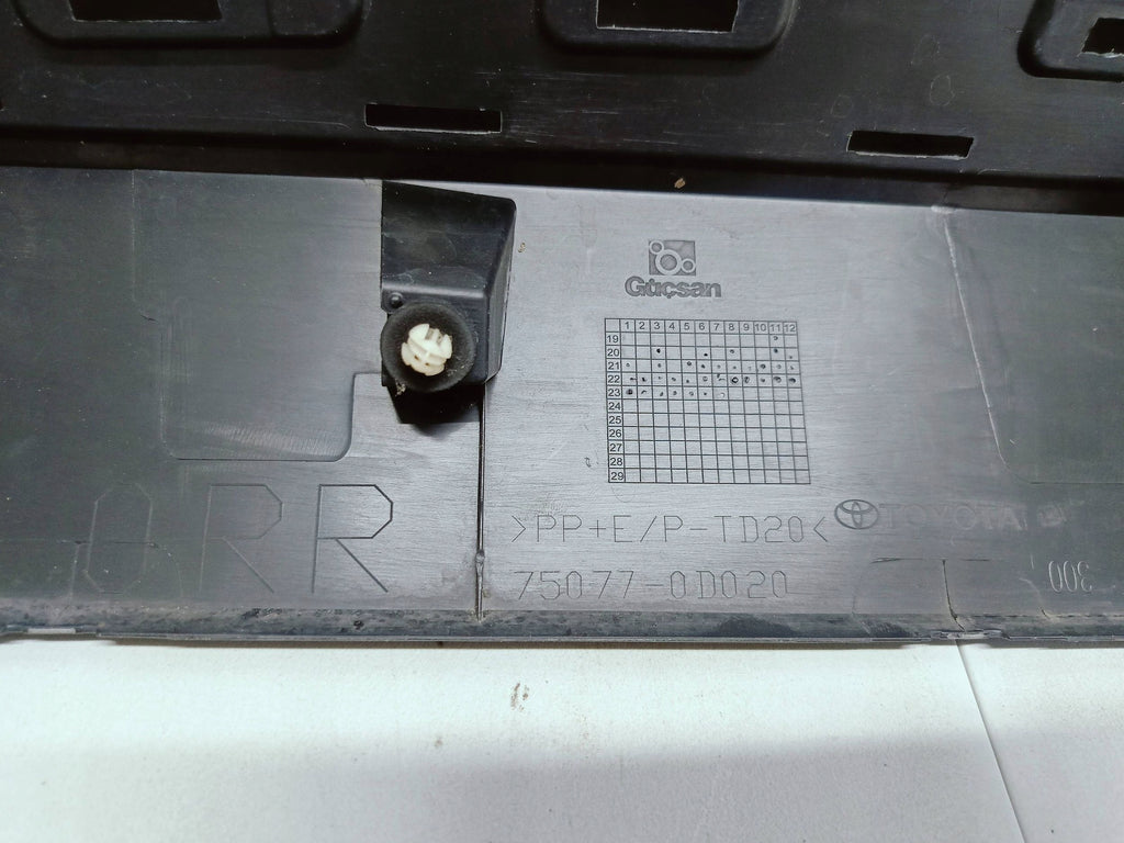 Toyota Yaris Cross 20- TÜRLEISTE HINTEN RECHTS 75077-0D020