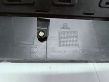 Laden Sie das Bild in den Galerie-Viewer, Toyota Yaris Cross 20- TÜRLEISTE HINTEN RECHTS 75077-0D020