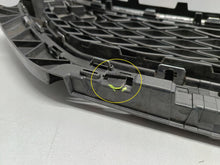 Laden Sie das Bild in den Galerie-Viewer, SEAT TARRACO 5FJ 18- MITTELGITTER STOßSTANGE VORNE 5FJ853651B