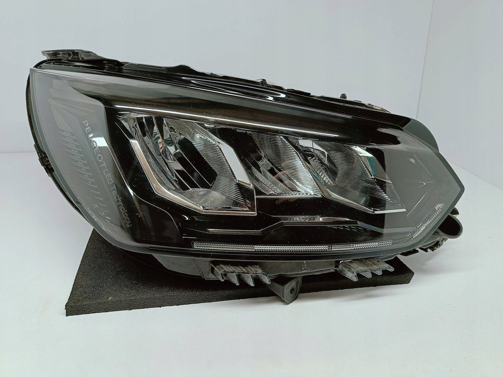 Peugeot 208 II 19- LAMPA PRAWA PRZÓD PRZEDNIA FULL LED EU 9833036180