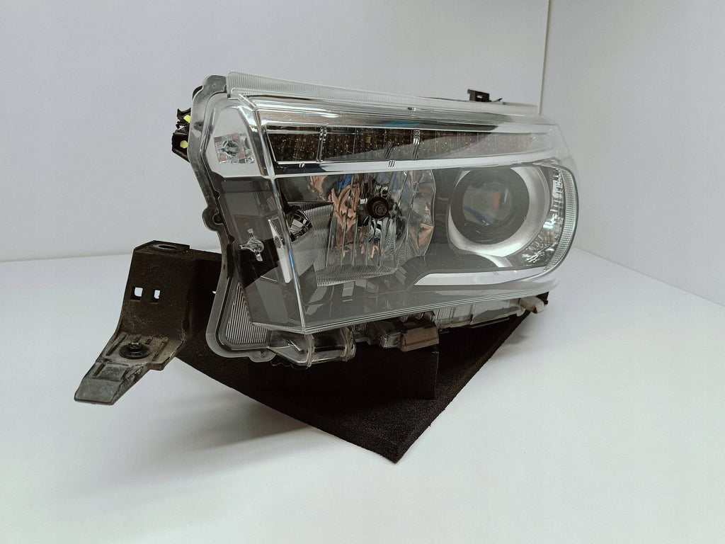 TOYOTA HILUX VIII 8 15- LAMPA REFLEKTOR LEWY PRZÓD SOCZEWKA LED KOITO 0K-56