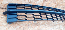 Laden Sie das Bild in den Galerie-Viewer, SKODA RAPID 12- KÜHLERGRILL GITTER STOSSSTANGE VORNE 5JA853677