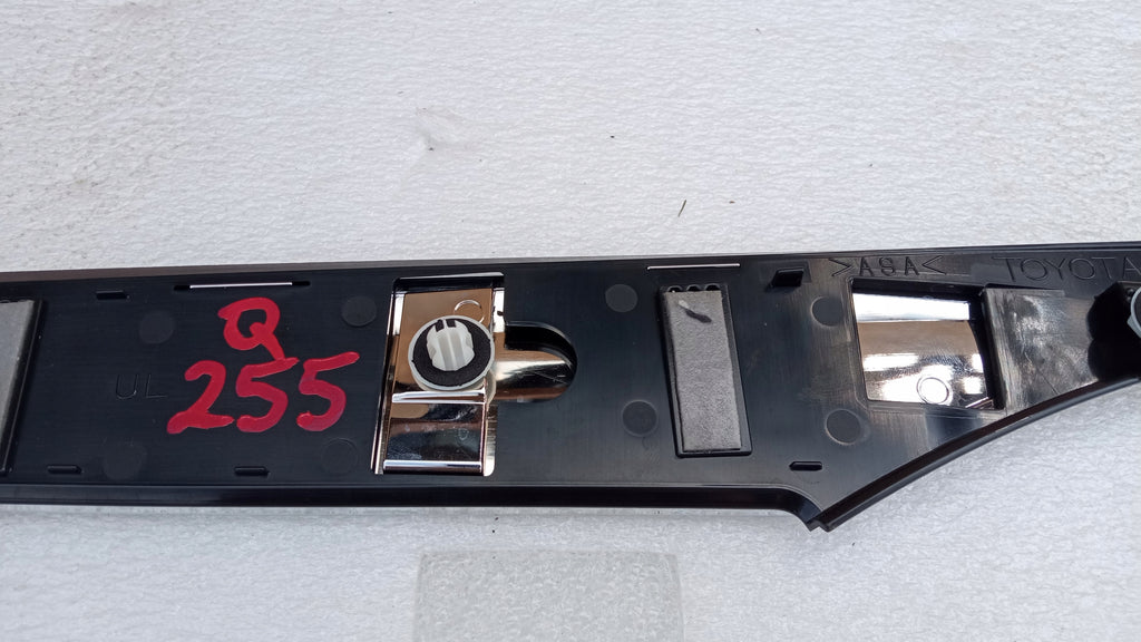 TOYOTA COROLLA CROSS OBERE ZIERLEISTE CHROM LINKS