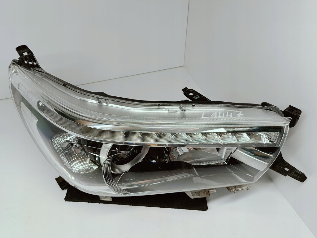 TOYOTA HILUX VIII 8 15- LAMPA REFLEKTOR PRAWY PRZÓD LED KOITO 0K-56