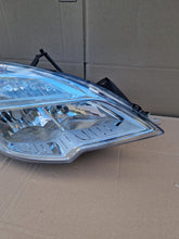 Laden Sie das Bild in den Galerie-Viewer, OPEL MERIVA B LAMPA PRAWA PRZÓD PRZEDNIA 13305776