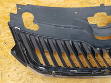 Laden Sie das Bild in den Galerie-Viewer, SKODA RAPID 12- KÜHLERGRILL GITTER STOSSSTANGE VORNE 5JA853668