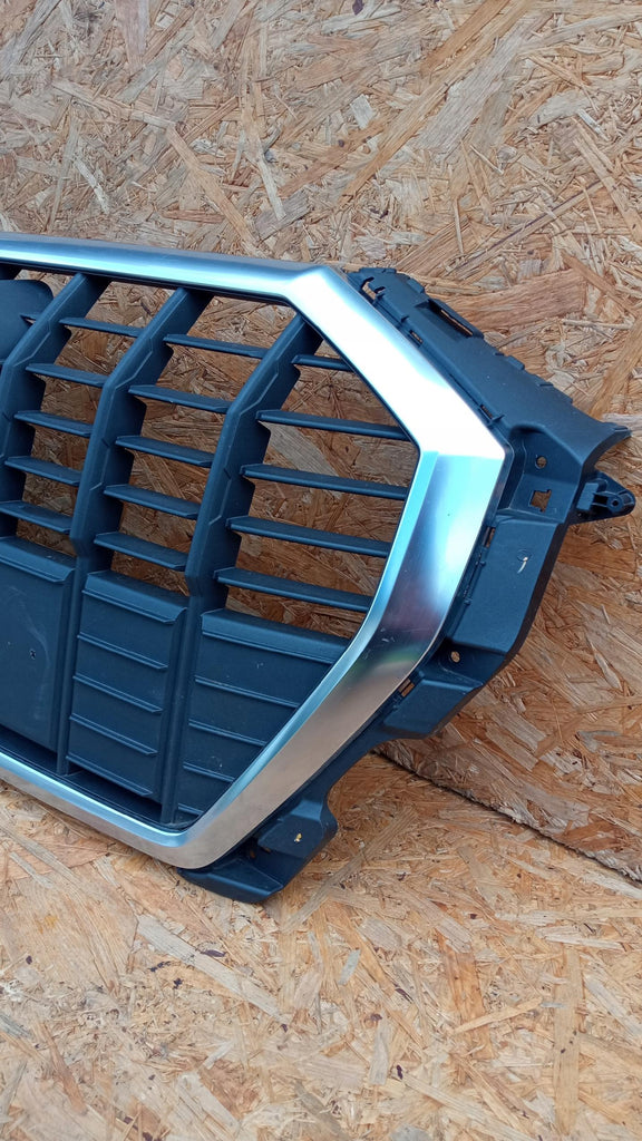 AUDI Q3 II 83A 18- ATRAPA KRATKA GRILL