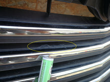 Laden Sie das Bild in den Galerie-Viewer, OPEL VIVARO B 14- ATRAPA KRATKA GRILL ZDERZAKA PRZEDNIEGO CHROM 623105615R