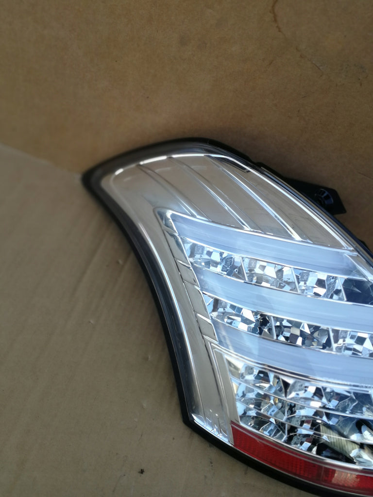 SUZUKI SWIFT MK7 10- LAMPA LEWY TYŁ LEWA TYLNA SONAR CHOME CLEAR