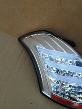 Załaduj zdjęcie do przeglądarki galerii, SUZUKI SWIFT MK7 10- LAMPA LEWY TYŁ LEWA TYLNA SONAR CHOME CLEAR