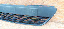 Laden Sie das Bild in den Galerie-Viewer, KIA RIO 11- ATRAPA KRATKA ŚRODKOWA GRILL ZDERZAKA PRZÓD 86561-1W200