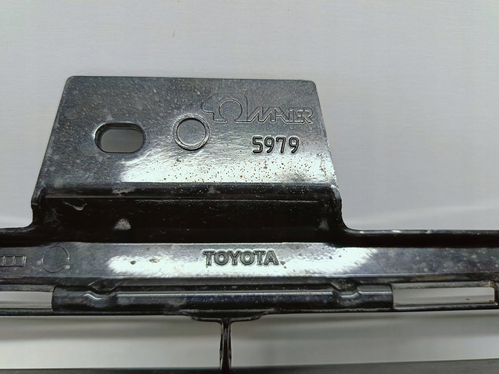 Toyota Auris II LIFT 15- KRATKA ŚRODKOWA ATRAPA ZDERZAKA PRZÓD 5311202670