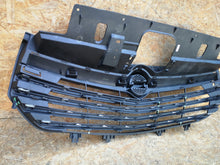 Laden Sie das Bild in den Galerie-Viewer, OPEL VIVARO B 14- ATRAPA KRATKA GRILL ZDERZAKA PRZEDNIEGO CHROM 623105615R