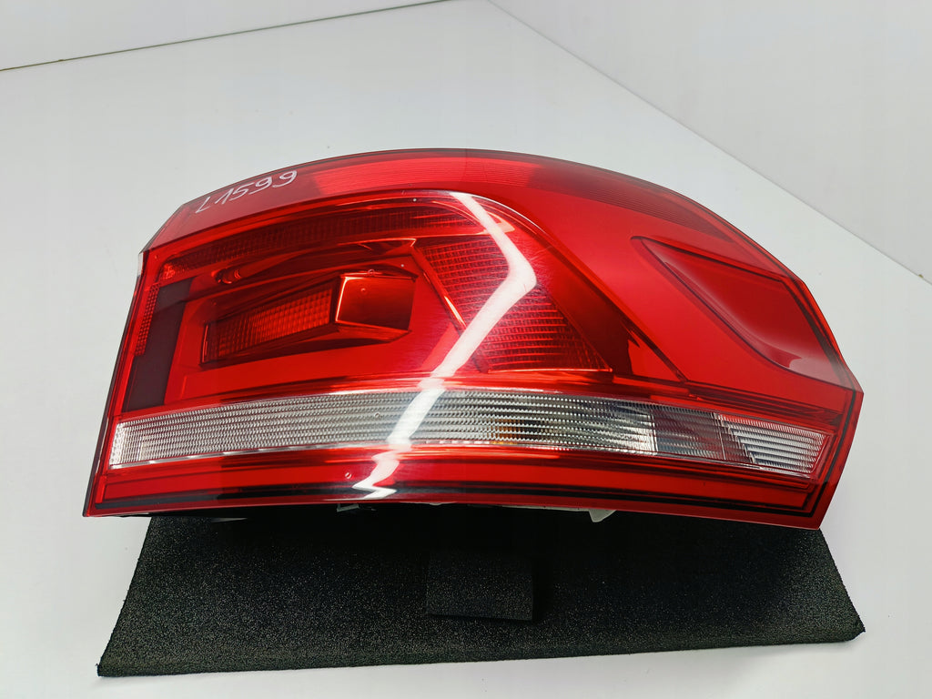 VOLKSWAGEN TOURAN 5TA 15- LAMPA PRAWA TYLNA PRAWY TYŁ 5TA945096A