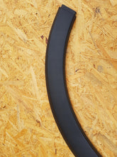 Załaduj zdjęcie do przeglądarki galerii, OPEL CROSSLAND X LISTWA BŁOTNIKA LEWY TYŁ
