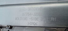 Laden Sie das Bild in den Galerie-Viewer, KIA E-SOUL SK3 EV 19- TÜRSCHWELLE SCHWELLENABDECKUNG SCHWELLENLEISTE RECHTS 87754-J2000
