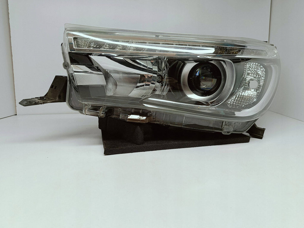 TOYOTA HILUX VIII 8 15- LAMPA REFLEKTOR LEWY PRZÓD SOCZEWKA LED KOITO 0K-56