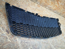 Laden Sie das Bild in den Galerie-Viewer, CHEVROLET AVEO T250 LIFT 07- ATRAPA GRILL DOLNY ZDERZAKA PRZÓD 96813742