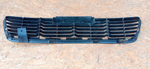 Laden Sie das Bild in den Galerie-Viewer, TOYOTA HILUX 15- MITTELGITTER STOßSTANGENGRILLE VORNE 53112-0K130