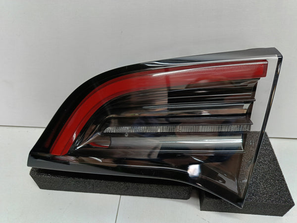 TESLA 3 LIFT Y 20- LAMPA KLAPY BAGAŻNIKA PRAWY TYŁ LED NOWA OE 1502089-00-B