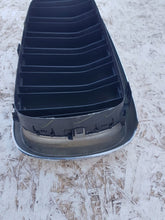 Laden Sie das Bild in den Galerie-Viewer, BMW X5 F15 F16 X6 KÜHLERGRILLE BLENDE LINKS