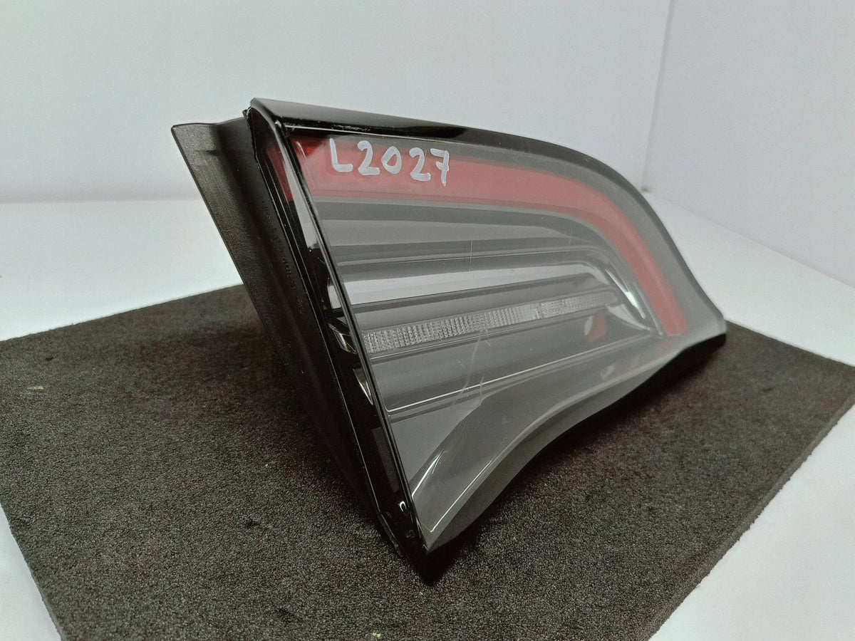 Tesla Model 3 Lift Y 20- Heckklappenleuchte Links LED OE1502088-00-B — Foto 7 von 13