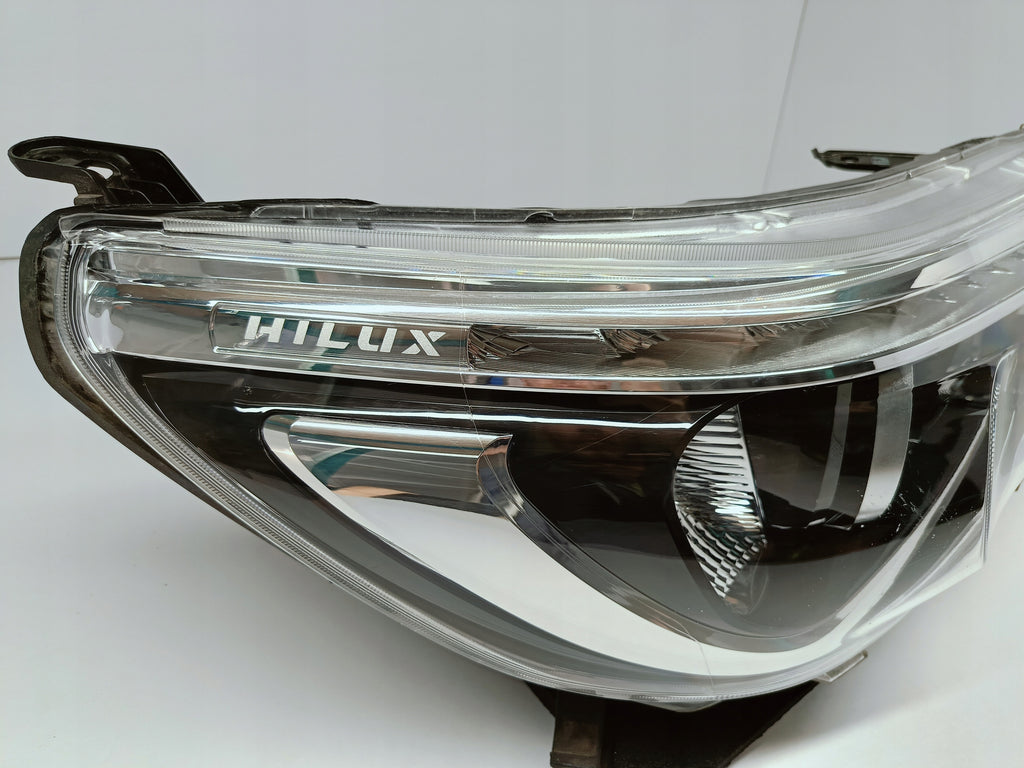 TOYOTA HILUX VIII 8 15- LAMPA REFLEKTOR PRAWY PRZÓD LED KOITO 0K-56