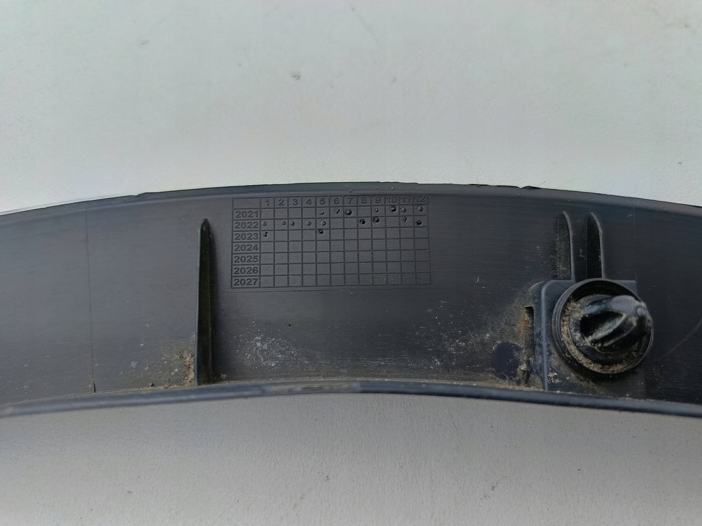 TESLA MODEL Y MY 20- NAKŁADKA LISTWA BŁOTNIKA LEWY PRZÓD 1658695-00-A