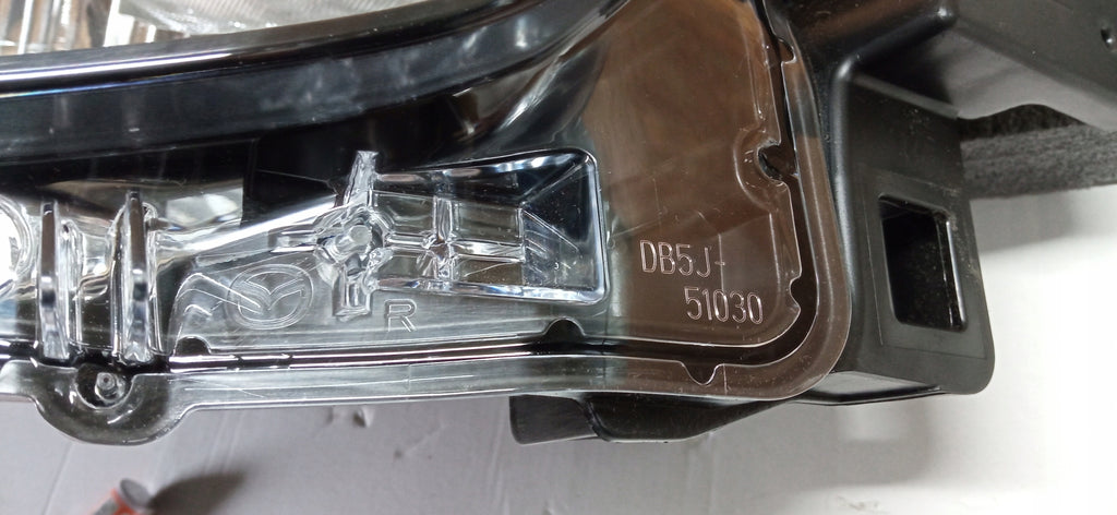 MAZDA 2 II DJ 14- LAMPA PRAWA PRZÓD PRZEDNIA PRAWA ZWYKŁA DB5J-51030