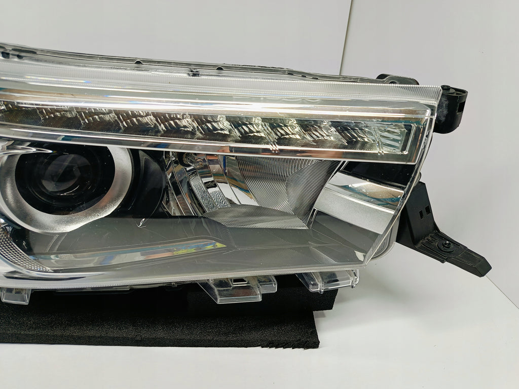 TOYOTA HILUX VIII 8 15-LAMPA REFLEKTOR PRAWY PRZÓD SOCZEWKA LED KOITO 0K-56