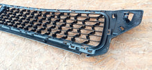 Load image into Gallery viewer, DACIA DUSTER I LIFT 13- ATRAPA KRATKA DOLNA GRILL ZDERZAKA PRZÓD 622540347R