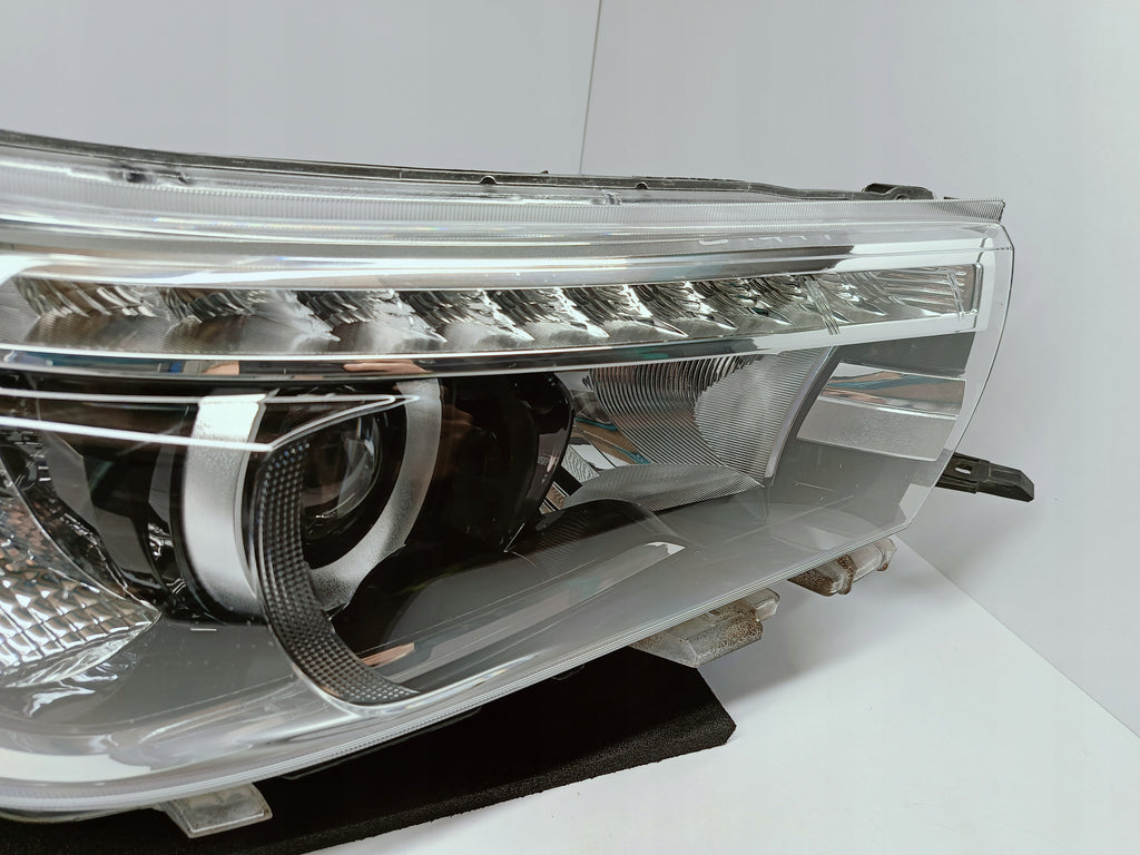 TOYOTA HILUX VIII 8 15- LAMPA REFLEKTOR PRAWY PRZÓD LED KOITO 0K-56