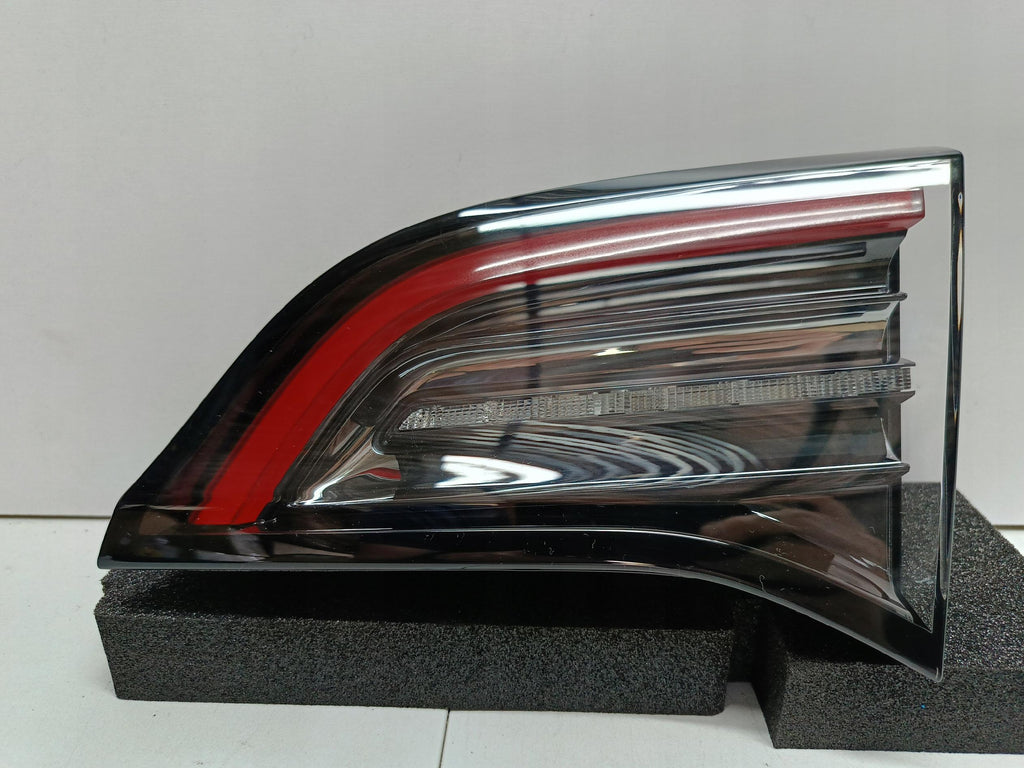 TESLA 3 LIFT Y 20- LAMPA KLAPY BAGAŻNIKA PRAWY TYŁ LED NOWA OE 1502089-00-B