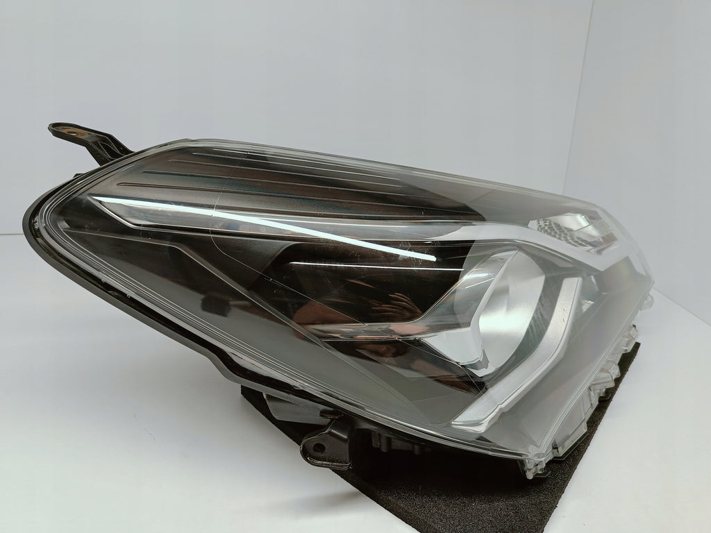 TOYOTA YARIS III LIFT 17- LAMPA PRAWA PRZÓD PRZEDNIA KOITO OD-197