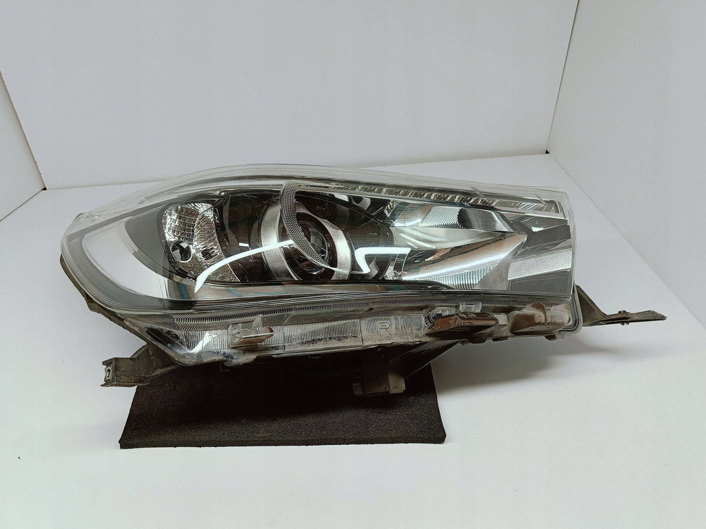 TOYOTA HILUX VIII 8 15-LAMPA REFLEKTOR PRAWY PRZÓD SOCZEWKA LED KOITO 0K-56