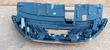 Laden Sie das Bild in den Galerie-Viewer, NISSAN QASHQAI II J11 LIFT 17- ATRAPA GRILL ZDERZAKA PRZEDNIEGO 62310HV00A