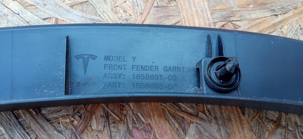 TESLA MODEL Y 20- NAKŁADKA LISTWA BŁOTNIKA LEWY PRZÓD 1658695-00-A