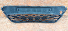 Laden Sie das Bild in den Galerie-Viewer, KIA RIO 11- ATRAPA KRATKA ŚRODKOWA GRILL ZDERZAKA PRZÓD 86561-1W200