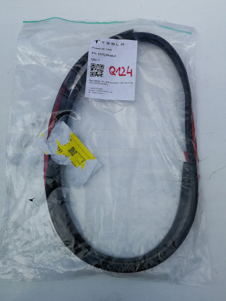 TESLA M3 USZCZELKA KLAPY BAGAŻNIKA 1533239-00-F
